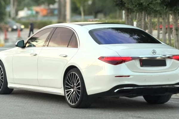 Makine me qera Mercedes-Benz S-Class 2023 duke filluar nga 250 euro dita per rezervime mbi 7 dite