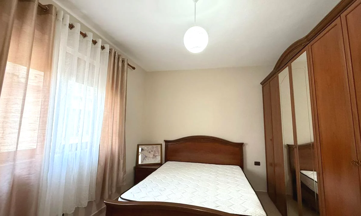 Shtepi ne shitje Apartament ne Tirane, 1+1, Mobilimi E mobiluar, Pagesa 108,000  Euro.