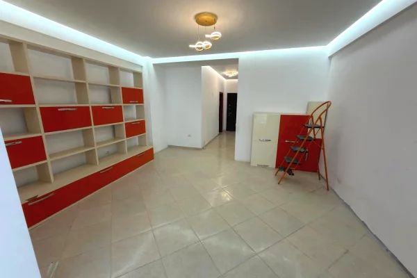 Prane Ish Doganes, apartament ne shitje 2+1+2, me Hipoteke,