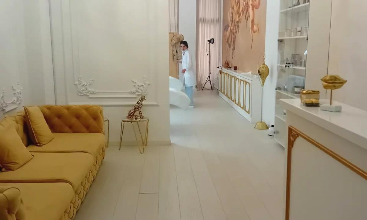 Rruga e Kavajes, jepet dyqan me qera 