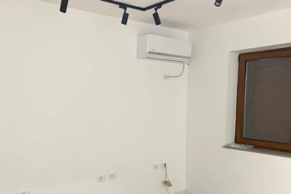 prane kryqezimit tek selvia jepet me qera apartament 2+1 bosh per zyra