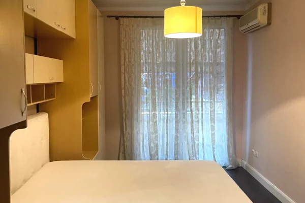 Komuna e Parisit  jepet me qera apartament 1+1