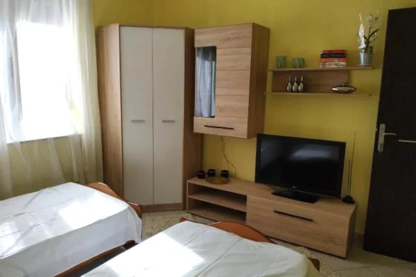 Bllok jepet me qera apartament 1+1 