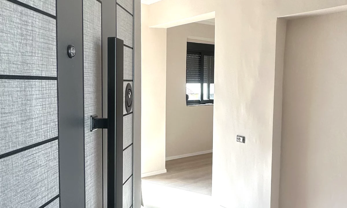 prane hyrjes se myslym shyrit jepet zyre me qera apartament 1+1 bosh