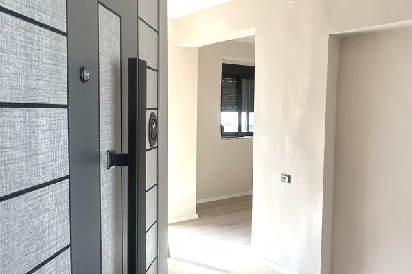 prane hyrjes se myslym shyrit jepet zyre me qera apartament 1+1 bosh