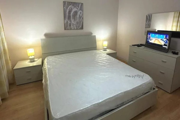 Tek Fusha e Aviacionit, jepet me qera apartament 2+1 i arreduar modern,