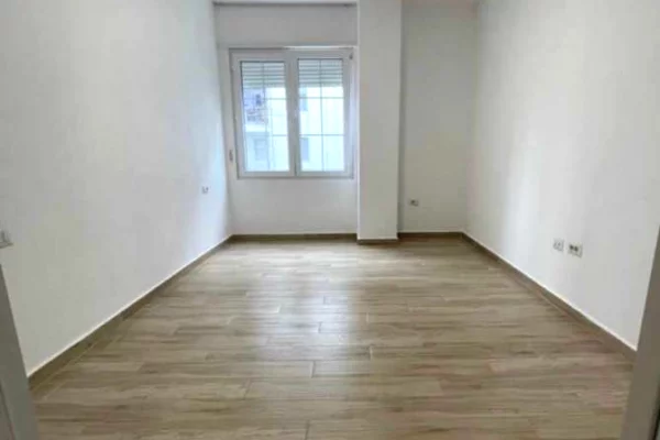 21-Dhjetori, jepet me qera ambient per zyra .