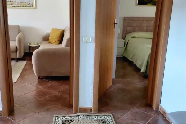 Shtepi me qera 2+1 ne Tirane - 65,000 Leke