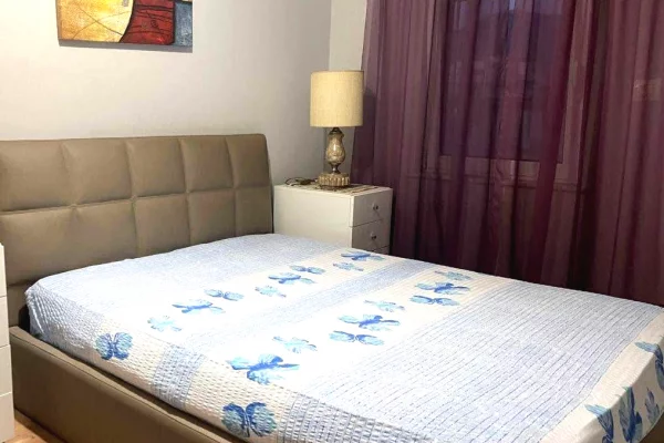 Rruga e kosovareve, jepet me qera apartament 2+1 i arreduar!