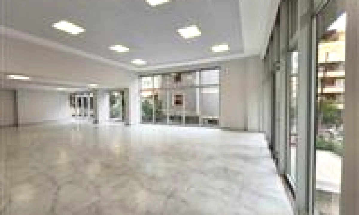 Myslym Shyr. Shitet ambient Biznesi me fasade xhami 140m2.