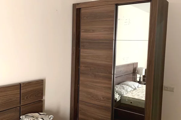 Tek Kompleksi Kontakt 21-dhjetori, jepet me qera apartament 1+1 .