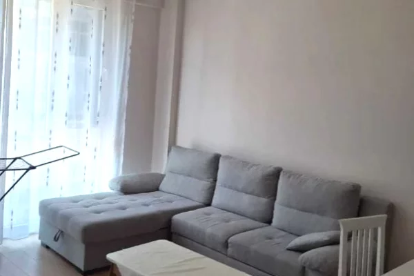 Tek ish Fusha e Aviacionit, jepet me qera apartament 2+1!