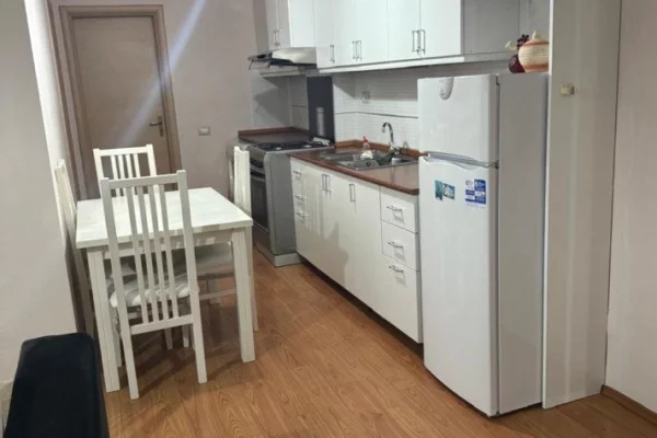 Spitali Amerikan 3 jepet me qera apartament 2+1