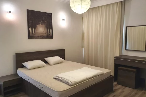 Prane Stacionit te Trenit, jepet apartament 1+1+Blk me qera !