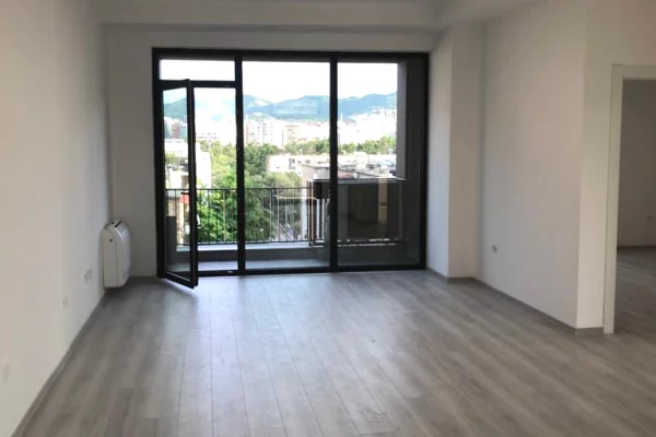 Ambient biznesi me qera 3+1 ne Tirane - 1,200 Euro