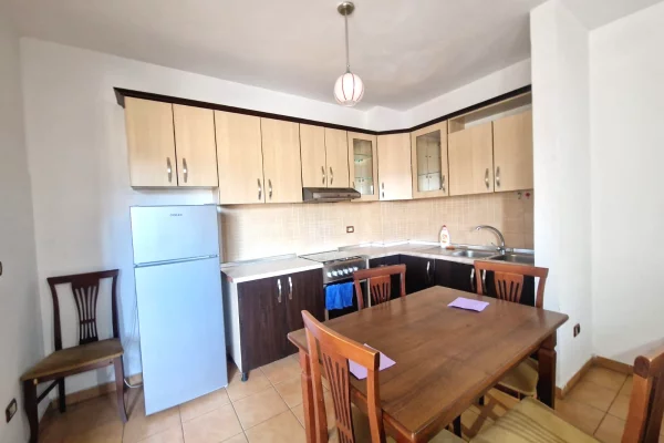 Tek 21shi Jepet me qira Apartament 2+1 i mobiluar