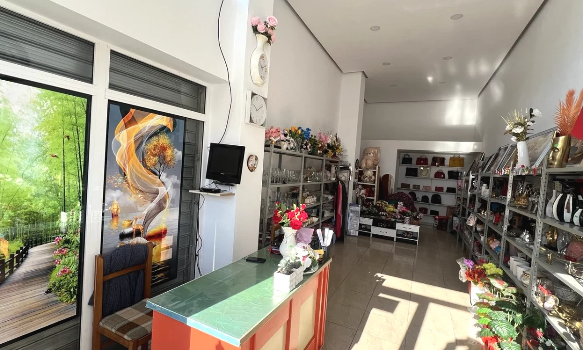 Shitet biznes souveniresh per arsye shendetesore.