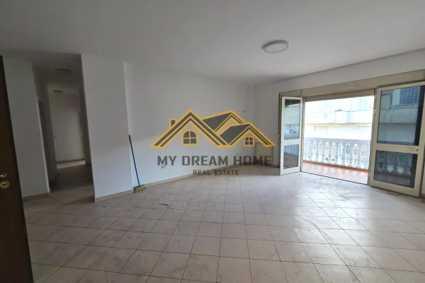 Appartamento in vendita a Durazzo 2+1, Vuoto