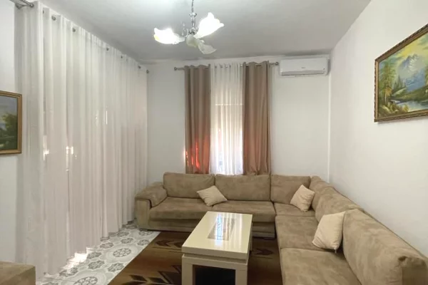 Shtepi me qera Shtepi Private ne Tirane, 3+1, Mobilimi E mobiluar, Pagesa 35,000  Leke.