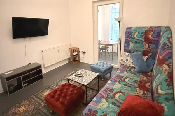 🏢 Shtëpi private me oborr për qira – Gjimnazi “Petro Nini”, pranë Nobis