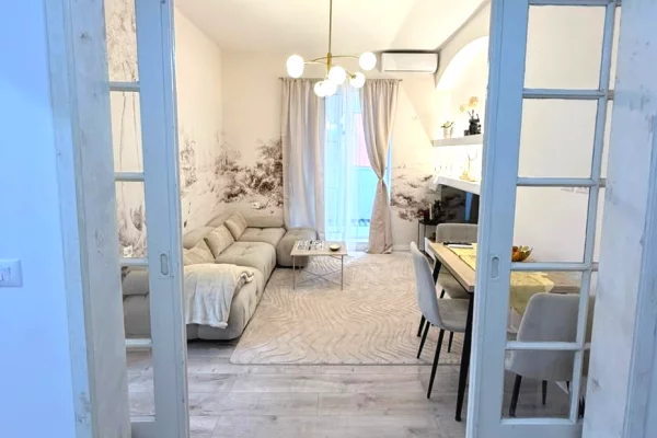 Appartamento in vendita a Tirana 2+1, Arredato