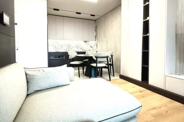 Apartament luksoz 1+1 me qira në Golden Tower, një nga godinat më prestigjioze në zemër të qytetit.