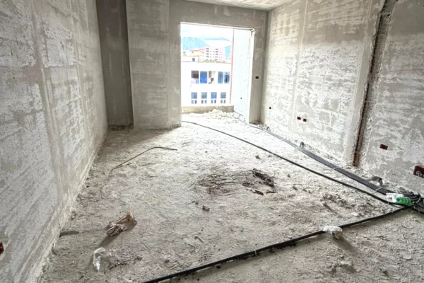 Shtepi ne shitje Apartament ne Tirane, 2+1, Mobilimi Bosh, pa mobiluar, Pagesa 116,800  Euro.