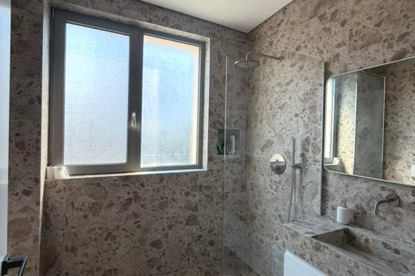 Shtepi me qera Vila Luksoze ne Tirane, 4+1, Mobilimi E mobiluar, Pagesa 4,000  Euro.