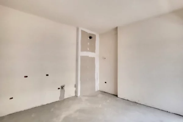 Shtepi ne shitje Apartament ne Tirane, 2+1, Mobilimi Bosh, pa mobiluar, Pagesa 140,000  Euro.