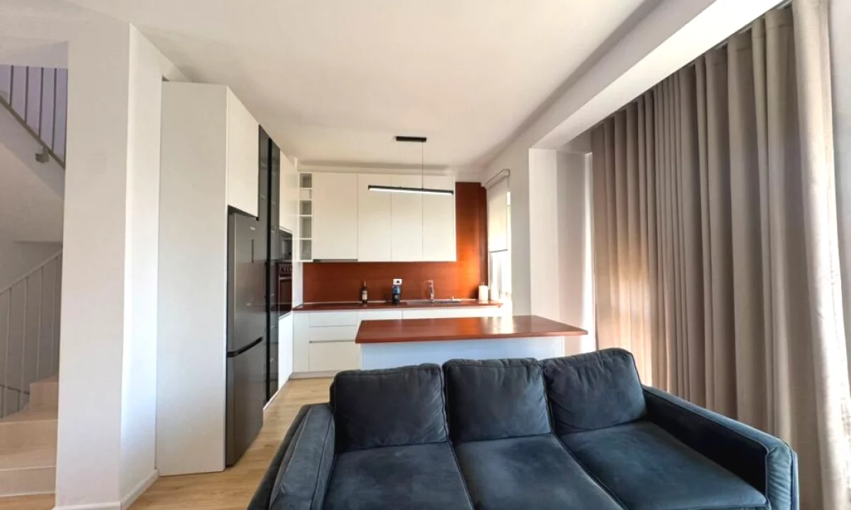 Shtepi me qera Vila Luksoze ne Tirane, 4+1, Mobilimi E mobiluar, Pagesa 250,000  Leke.