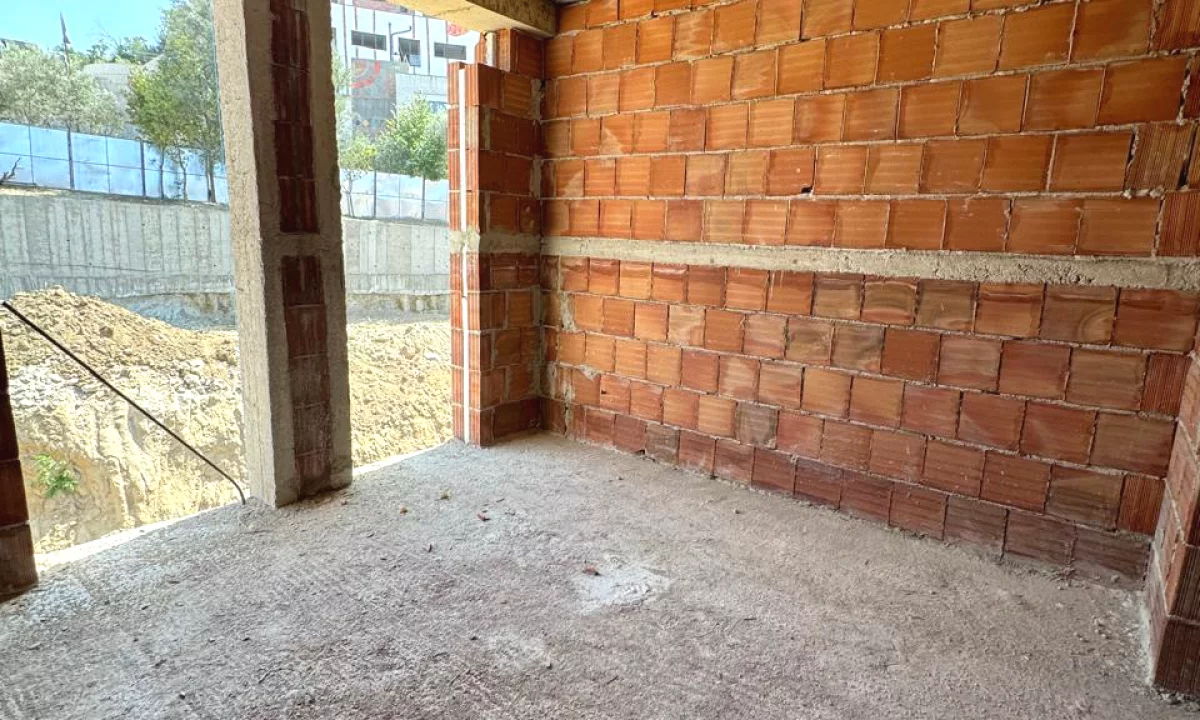 Shtepi ne shitje Apartament ne Tirane, 1+1, Mobilimi Bosh, pa mobiluar, Pagesa 101,700  Euro.