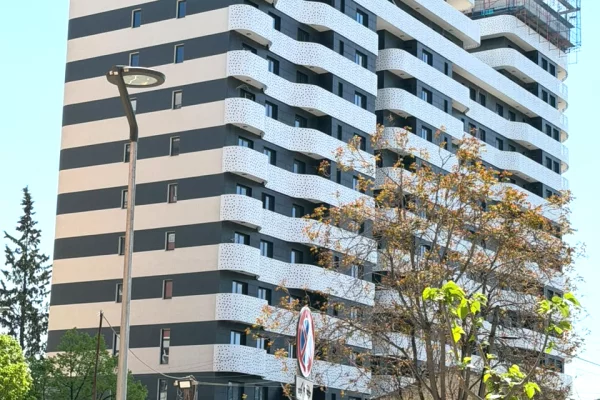 Shtepi ne shitje Apartament ne Tirane, 1+1, Mobilimi Bosh, pa mobiluar, Pagesa 190,000  Euro.