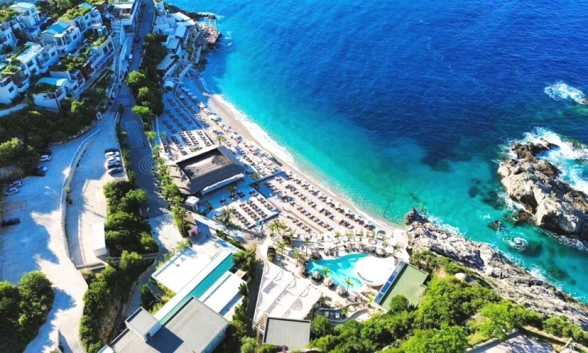 Shtepi ne shitje Apartament ne Himare, Garsoniere, Mobilimi Bosh, pa mobiluar, Pagesa 160,800  Euro.