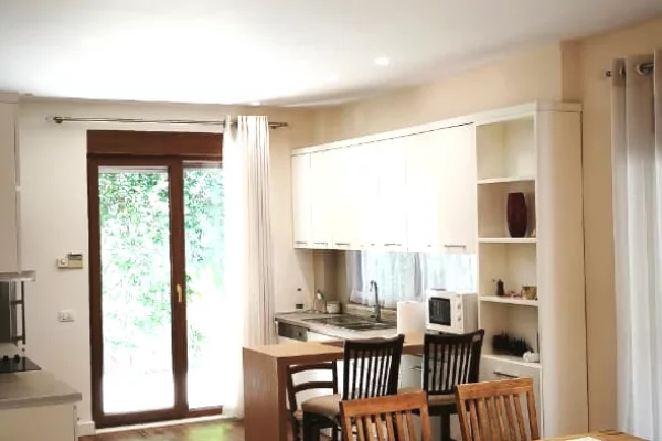 Shtepi me qera Vila Luksoze ne Tirane, 3+1, Mobilimi E mobiluar, Pagesa 2,000  Euro.