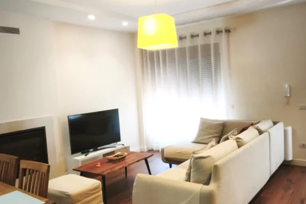 Shtepi me qera Vila Luksoze ne Tirane, 3+1, Mobilimi E mobiluar, Pagesa 2,000  Euro.