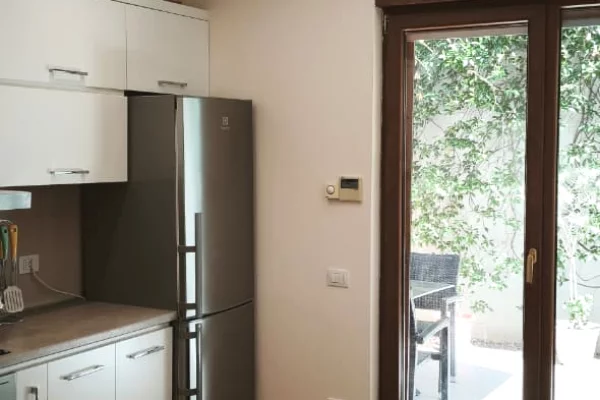 Shtepi me qera Vila Luksoze ne Tirane, 3+1, Mobilimi E mobiluar, Pagesa 2,000  Euro.