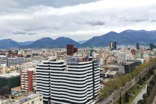 Shtepi ne shitje Apartament ne Tirane, 1+1, Mobilimi Bosh, pa mobiluar, Pagesa 170,000  Euro.
