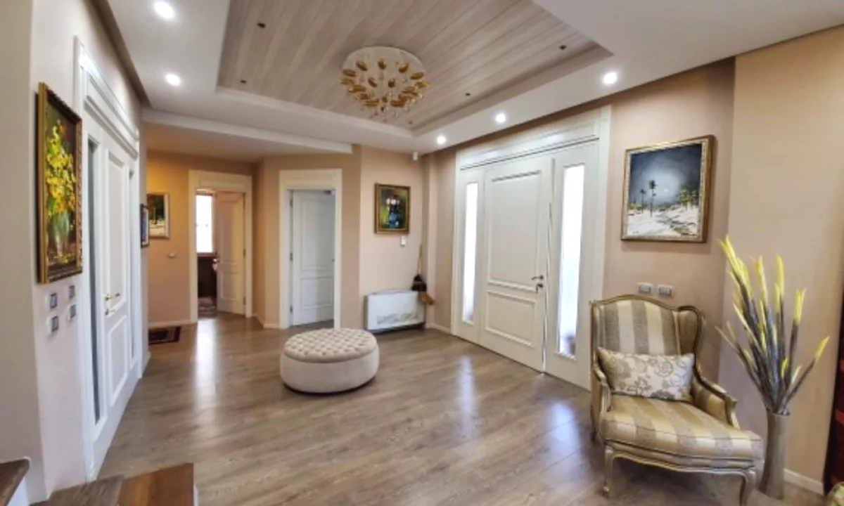 Villa di lusso in vendita a Tirana 5+1, SemiArredato
