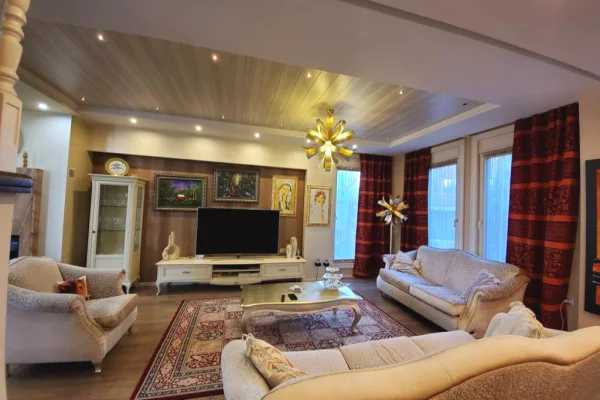 Villa di lusso in vendita a Tirana 5+1, SemiArredato