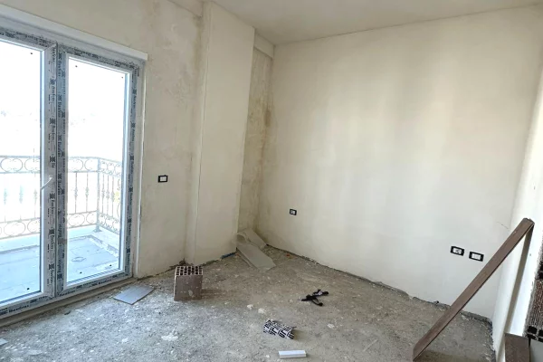 Shtepi ne shitje Apartament ne Tirane, 1+1, Mobilimi Bosh, pa mobiluar, Pagesa 122,560  Euro.