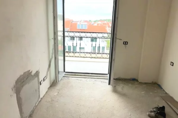 Shtepi ne shitje Apartament ne Tirane, 1+1, Mobilimi Bosh, pa mobiluar, Pagesa 122,560  Euro.