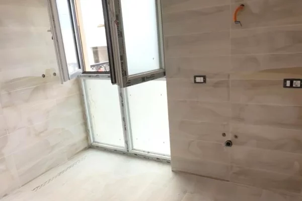 Shtepi ne shitje Apartament ne Tirane, 1+1, Mobilimi Bosh, pa mobiluar, Pagesa 122,560  Euro.