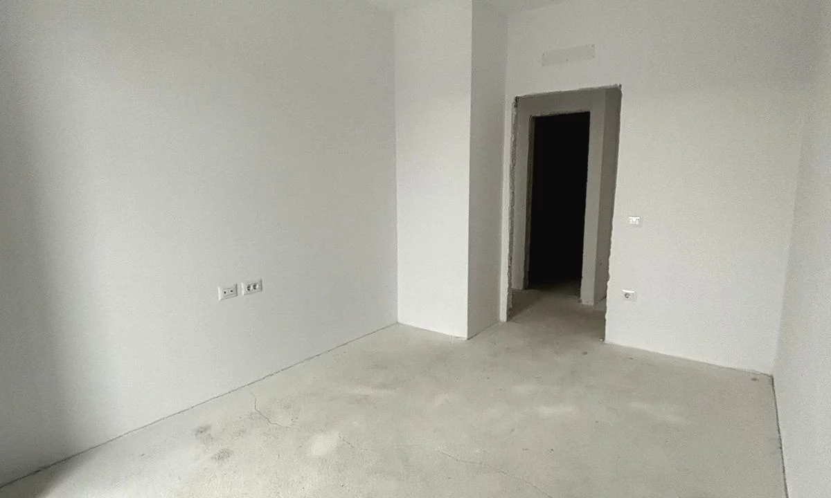 Shtepi ne shitje Apartament ne Tirane, 2+1, Mobilimi Bosh, pa mobiluar, Pagesa 145,800  Euro.