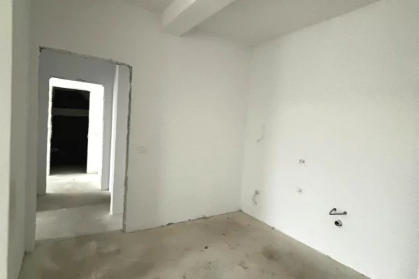 Shtepi ne shitje Apartament ne Tirane, 2+1, Mobilimi Bosh, pa mobiluar, Pagesa 145,800  Euro.