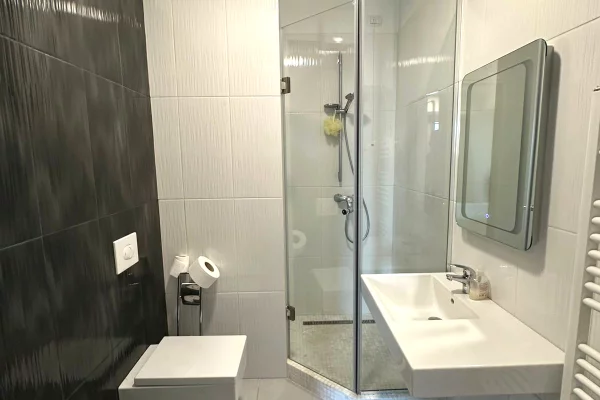 Shtepi me qera Apartament ne Tirane, 2+1, Mobilimi E mobiluar, Pagesa 1,500  Euro.