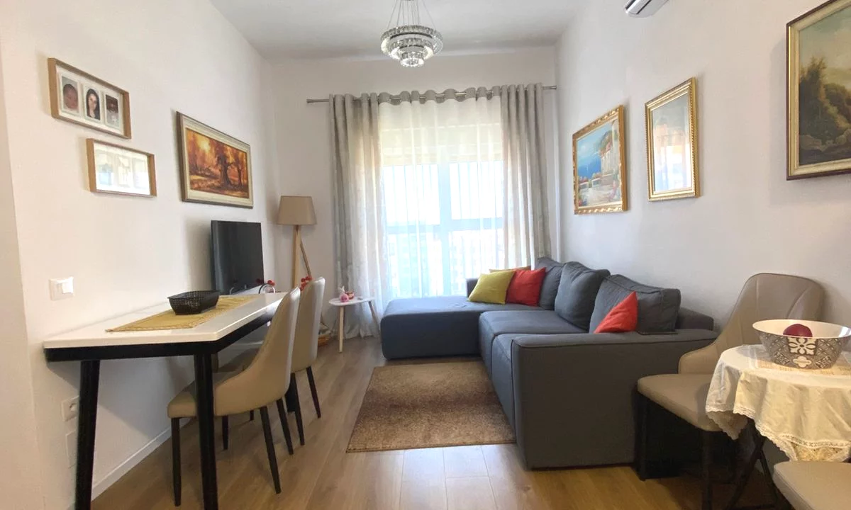 Shtepi ne shitje Apartament ne Tirane, 1+1, Mobilimi E mobiluar, Pagesa 125,000  Euro.