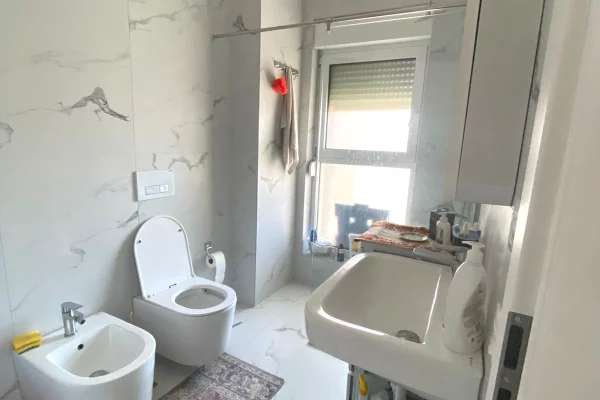 Shtepi ne shitje Apartament ne Tirane, 1+1, Mobilimi E mobiluar, Pagesa 125,000  Euro.