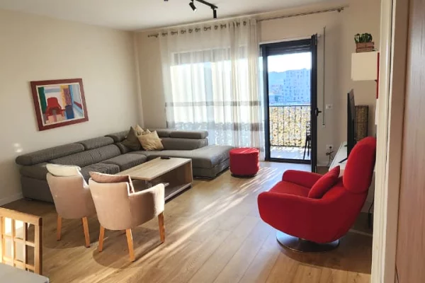 Shtepi me qera Apartament ne Tirane, 2+1, Mobilimi E mobiluar, Pagesa 1,100  Euro.