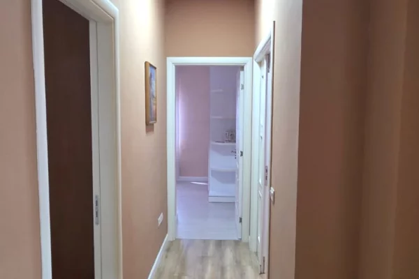 Shtepi me qera Apartament ne Tirane, 2+1, Mobilimi E mobiluar, Pagesa 700  Euro.