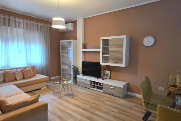 Shtepi me qera Apartament ne Tirane, 2+1, Mobilimi E mobiluar, Pagesa 700  Euro.